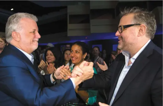  ?? PHOTO AGENCE QMI, JOÊL LEMAY ?? Le premier ministre Philippe Couillard (à gauche) et le président de la campagne libérale, Alexandre Taillefer, se serrent la main lors du Conseil général du Parti libéral du Québec, qui a eu lieu hier au Centre Mont-Royal, à Montréal.