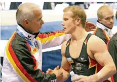  ?? FOTO: GENTSCH/DPA ?? Andreas Hirsch (links) führte Fabian Hambüchen zu Olympia-Gold am Reck bei den Spielen in Rio de Janeiro 2016.