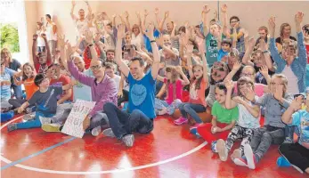  ?? FOTO: SANKT-MARTIN-SCHULE ?? Die Wise Guys aus Köln und Dresden haben in der Sankt-Martin-Schule in Lindenberg ein Konzert für die Schüler gegeben, die die Musiker jubelnd empfingen.