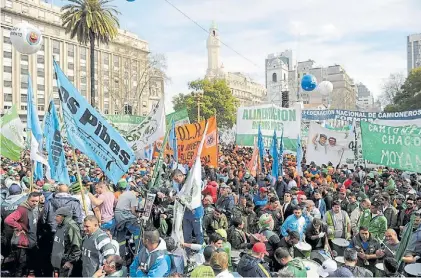  ?? MAXI FAILLA ?? Banderas. Los camioneros coparon la marcha del martes de la CGT a la Plaza de Mayo.