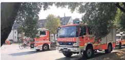  ?? RP-FOTO: ELISE MUND ?? Die Feuerwehr war für knapp drei Stunden mit einem Großaufgeb­ot im Einsatz am Südring.