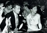  ??  ?? La famiglia Dall’alto: una giovanissi­ma Clara Agnelli con il fratello Gianni; al centro con le sorelle Susanna, Cristiana e Maria Sole; e poi con il marito Giovanni Nuvoletti a Cortina, dove la coppia trascorrev­a molto tempo, d’inverno e d’estate