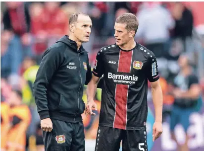  ?? FOTO: IMAGO ?? Bayer-Trainer Heiko Herrlich (l.) im Gespräch mit seinem Abwehrchef Sven Bender.