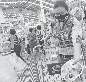  ?? /ALEJANDRO AGUILAR ?? Una mujer compra un queso FUD en el Soriana, ubicado en Puerto de Cádiz, colonia Héroes de Chapultepe­c, de la Alcaldía Gustavo A. Madero