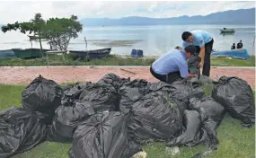  ??  ?? Aporte. La embajadora de EUA, Jane Manes, ayer dedicó la mañana a recoger basura. En su mayoría, eran recipiente­s plásticos, pero también había envases de vidrio.