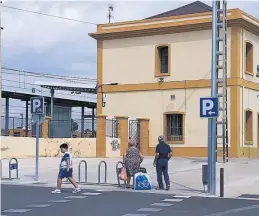  ??  ?? ▶▶ En la estación de Benicarló ya no hay rastro tampoco de lazos amarillos.