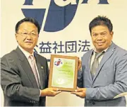  ??  ?? Prayad Marksaeng, right, receives his Japan Senior Tour certificat­e.
