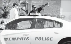  ?? MIKE BROWN/THE COMMERCIAL APPEAL ?? Memphis police investigat­ors canvass the 4600 block of Cottonwood on Sunday, the day after officer Sean Bolton was killed nearby during a traffic stop.