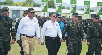  ?? FOTO: EL HERALDO ?? El presidente Juan Orlando Hernández participó junto al ministro de Defensa, Fredy Santiago Díaz Zelaya, en la celebració­n del quinto aniversari­o de la PMOP en la zona norocciden­tal.