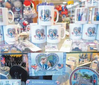  ?? FOTO: DPA ?? Das royale Hochzeitsf­ieber hat die Insel schon erfasst: Prinz Harry und seine Verlobte Meghan Markle zieren Tassen und viele andere kitschige Souvenirs.