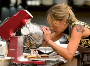  ??  ?? Como cocinera, una gran comediante
Daniela asegura que la cocina nunca fue su fuerte y que por eso dudó en aceptar entrar al reality de Telefe. “Si quieren cubrir el lugar de influencer al estilo Belu Lucius, no cuenten conmigo porque Belu cocina de puta madre y yo no estoy ni cerca”, le
respondió a una productora.