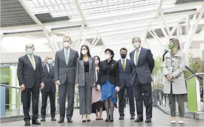  ?? FRANCISCO GÓMEZ / CASA REAL / EFE ?? El rey Felipe VI y la reina Letizia, con el presidente de Iberdrola, Ignacio Galán, y la ministra Isabel Celaá, ayer.