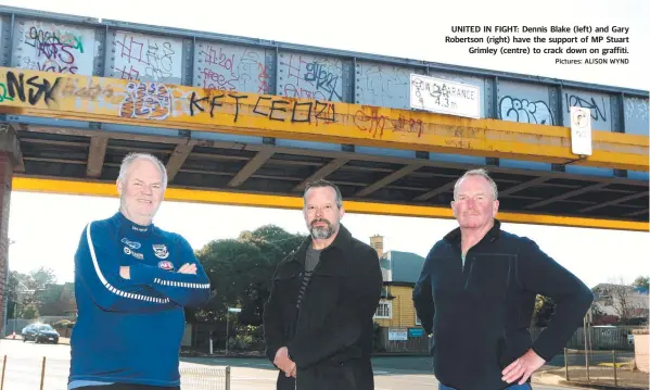  ?? Pictures: ALISON WYND ?? UNITED IN FIGHT: Dennis Blake (left) and Gary Robertson (right) have the support of MP Stuart Grimley (centre) to crack down on graffiti.