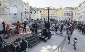  ?? (Photo Dominique Leriche) ?? L’an dernier, la fête de la musique avait investi la place de l’Équerre en cours de rénovation.