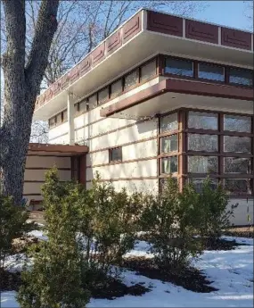  ?? BILL RETTEW-MEDIANEWS GROUP ?? Winter wonderland at a Frank Lloyd Wright house in Madison, Wisconsin.