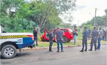  ?? ?? El auto Volkswagen Gol rojo de los asaltantes chocó contra una reja en Ponta Porã.