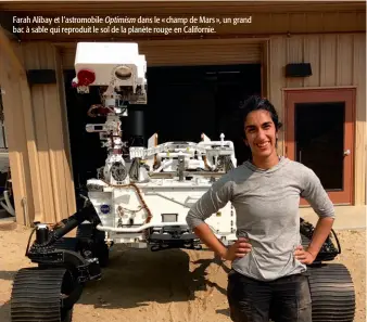  ??  ?? Farah Alibay et l’astromobil­e Optimism dans le « champ de Mars », un grand bac à sable qui reproduit le sol de la planète rouge en Californie.