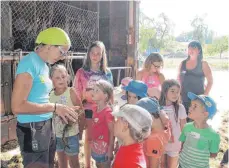  ?? FOTO: VR ?? Neugierig schauen sich die Kinder auf dem Hof der Nehers um.