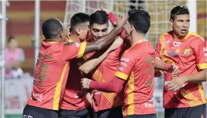  ?? ALONSO TENORIO ?? Los jugadores del Herediano celebran una de las tres anotacione­s de Brian Rubio ante el Santos de Guápiles, el sábado anterior.