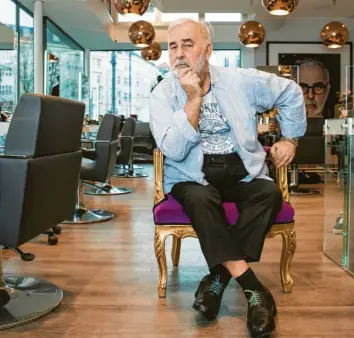  ?? Foto: Christophe Gateau, dpa ?? So ließ er sich gerne fotografie­ren: Starfriseu­r Udo Walz in einem seiner Salons.