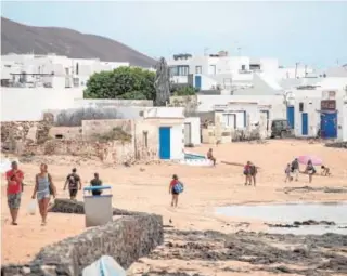  ?? // ABC ?? El proyecto ‘La Graciosa, libre de humo’ incluye la recogida de colillas de las playas