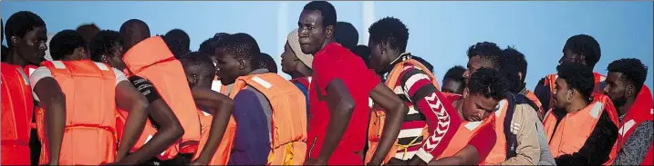  ?? DPA-BILD: MERIDA ?? Flüchtling­e stehen auf einem Rettungsbo­ot, nachdem sie von der spanischen Küstenwach­e im Mittelmeer gerettet wurden.