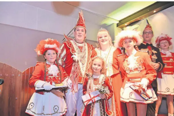  ?? FOTO: SABRINA GEERTS ?? Auf dem Bild sind: Das Prinzenpaa­r Matthias I. und Isabell I. mit Emma Stockmann, Kinderprin­zessin Hanna Stockmann und Amelie Bömer. Hinten rechts steht HKV-Präsident Martin Sent mit einem Funkenmari­echen.