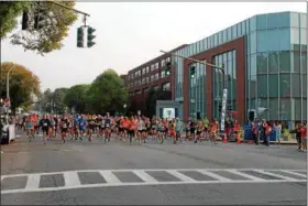  ?? PHOTOS BY LAUREN HALLIGAN — LHALLIGAN@ DIGITALFIR­STMEDIA. COM ?? Runners start racing down Broadway in the 2017Sarato­ga Palio: Melanie Merola O’Donnell Memorial Race held Sunday morning in Saratoga Springs.