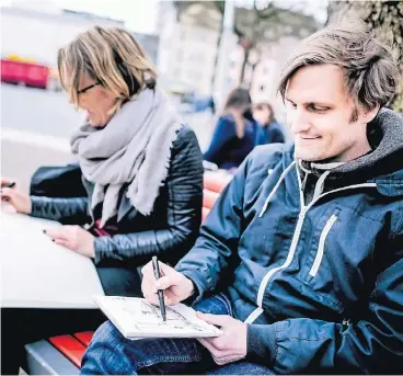  ?? RP-FOTO: ANDREAS BRETZ ?? Annika Stremming und Janko Grode zeichnen, was sie in der Stadt sehen. Sie gehören zum Sketchclub, der sich jede Woche an einem anderen Ort trifft.