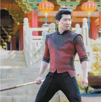  ??  ?? L’acteur canadien de 32 ans Simu Liu incarne le superhéros Shang-Chi avec le dosage parfait de gravité, d’humour et de charisme.