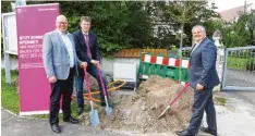  ?? Foto: Stadt Höchstädt ?? Startschus­s für schnelles Internet in Höchstädt: (von links) Bürgermeis­ter Gerrit Maneth, Markus Sand und Holger Betz (beide Telekom).