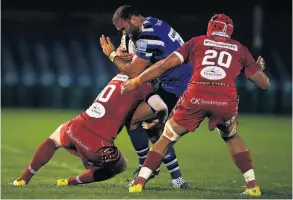  ??  ?? Rhys Patchell gets a tackle in on Bath new boy Jamie Roberts