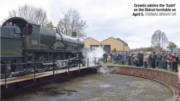  ?? THOMAS BRIGHT/SR ?? Crowds admire the ‘Saint’ on the Didcot turntable on April 5.