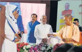  ?? DHEERAJ DHAWAN/HT ?? ■ CM Yogi Adityanath felicitate­d the victims of triple talaq in Lucknow on Wednesday.