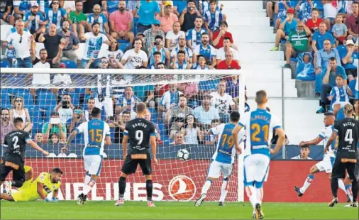  ??  ?? GOL. Momento en el que Gabriel recoge el rechace de Pacheco en el segundo palo y empuja la pelota al fondo de la red para anotar el tanto.