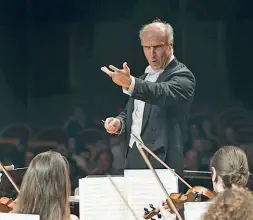  ??  ?? Sul podio Il maestro Oleg Caetani dirige il Requiem di Giuseppe Verdi