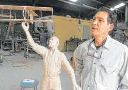  ?? Joe Holley / Staff file photo ?? Sculptor Eric Kaposta is shown in this 2015 photo of a model of a statue of Jacob Friedrich Brodbeck that he was working on at a Houston foundry.