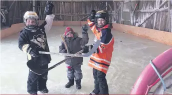  ??  ?? Sur la patinoire familiale de la Ferme Luminick, Noan, Zack et Alex-Ely rêvent déjà à une carrière dans la Ligue nationale de hockey.