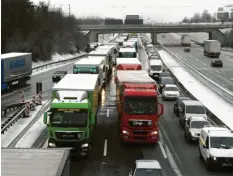  ?? Foto: Marcus Merk ?? Nichts geht mehr: Nach einem Unfall am Derchinger Berg im Januar staute sich der Verkehr in Fahrtricht­ung München auf viele Kilometer.