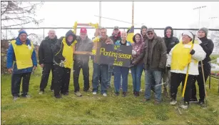  ?? SUBMITTED PHOTO ?? Volunteers gather for a photograph, as the snow flies, after planting 10,000 daffodil bulbs along the highway between the Teepee and the Visitor Centre on Saturday, completing the fourth planting season for The Daffodil Project.