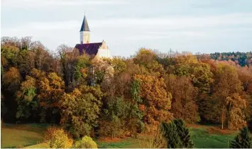  ?? Fotos: Bernhard Weizenegge­r ?? Die Kirche Allerheili­gen in Scheppach, beliebtes Ausflugszi­el von Gläubigen auf einer Anhöhe östlich des Orts im Landkreis Günz burg.