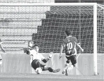  ?? SEBASTIÁN CORTÉS-LA NUEVA. ?? Seisdedos definió rápido ante Olea y puso el 2-1. Ese gol encaminó el triunfo de Liniers.