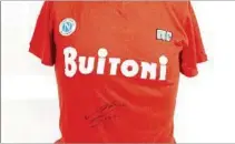  ??  ?? DESTACADA. Camiseta alternativ­a de Napoli firmada por Maradona.