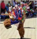  ??  ?? VESTIMENTA. El grupo cuenta con trajes apropiados dependiend­o las melodías.