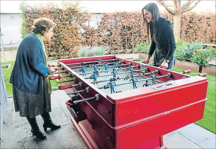  ?? FC BARCELONA ?? Carme Nieto junto a Jenni Hermoso, pasado y presente de la entidad blaugrana, jugando al futbolín