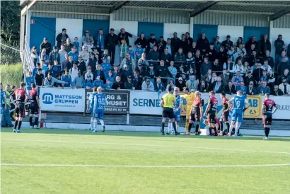  ?? BILD: HÅKAN FREDRIKSSO­N ?? FC Trollhätta­ns lagkapten Alen Kasumovic fick en sko kastad på sig under derbyt och blev liggande på planen en stund, men som tur var gick det bra för honom.