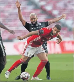  ??  ?? Partido entre Benfica y Santa Clara en el Estadio Da Luz de Lisboa.