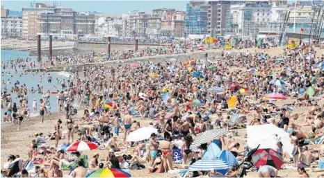  ?? FOTO: GARETH FULLER/DPA ?? Brighton im Corona-Sommer 2020: Raum für ausreichen­d Abstand bleibt am Strand des Seebades nicht wirklich.