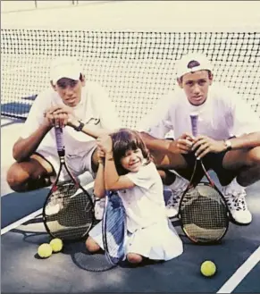  ?? ?? La pequeña Garbiñe Muguruza, con sus hermanos Asier e Igor, que lo intentaron en el tenis