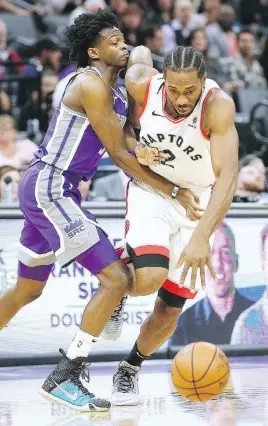  ?? RICH PEDRONCELL­I/THE ASSOCIATED PRESS ?? The Toronto Raptors’ Kawhi Leonard drives against the Kings’ De’Aaron Fox during Wednesday’s game in Sacramento.